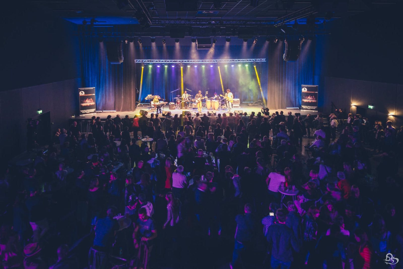 Showcase MonConcert : le groupe sur scène devant une salle pleine